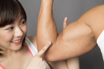 「超ムキムキ」VS「ガリガリ」、女性が好きな男性の体型はどっち？