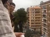 バルコニーで卓球。外出できないスペインの人々、隣人とバルコニーで卓球を楽しむ