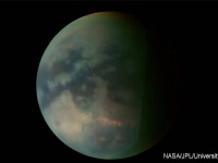 土星衛星タイタンの湖や海は波の活動により侵食されていた