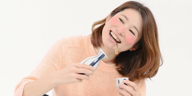 お酒で顔が赤い女性