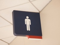 本来の目的とはちがうけど！　会社のトイレがしーんと静かな時に、女子がやってること4選