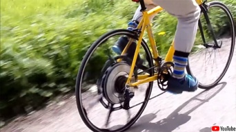 バッテリー不要。乗る人の体重をアシスト機能に変換する世界初の自転車が登場