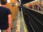 地下鉄のホームから反対側へジャンプ！　危険すぎる結末に…（動画）