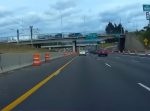危険…　高速道路でビニール袋を捨ててはいけない。