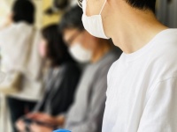「満員電車の床にしゃがみこんだ私。奥から近付いてきた男性に、不思議な言葉をかけられて...」（大分県・30代女性）