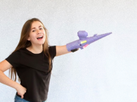 自分の特性を文字通り武器に！義手をラメ噴射銃に改造した13歳の少女（アメリカ）