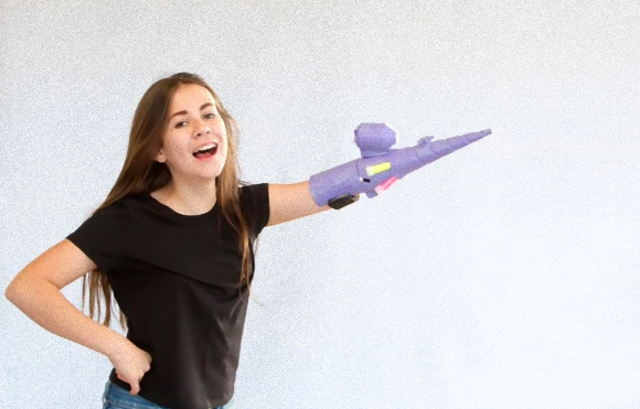 自分の特性を文字通り武器に！義手をラメ噴射銃に改造した13歳の少女（アメリカ）