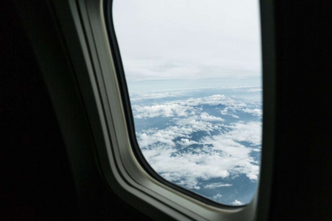 地元に帰る飛行機の中で... (画像はイメージです)