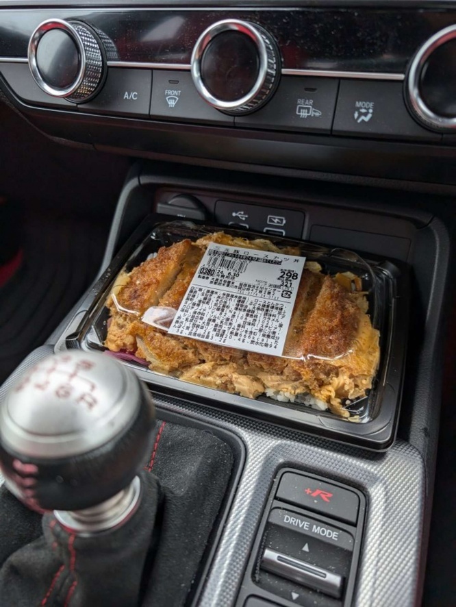 カツ丼専用のスペースかな？（画像提供：24PON（＠fk7_24pon）さん）