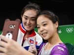 友情に国境は関係なかった。「北」と「南」の自撮り写真が世界で話題に
