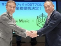 サンミュージック岡副社長と握手する高木三四郎