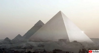 ギザの大ピラミッドは最初は白く輝いていた（エジプト）