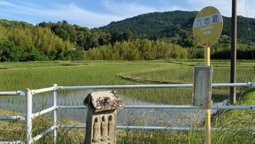 不思議なバスの訪れをずっとずっと待っていたい　六地蔵が見守るバス停があまりにも〝完璧〟