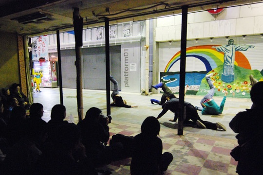 商店街を舞台にしたMonochrome Circusの公演（2008年）