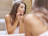 乾燥肌なのにニキビができるのはなぜ？