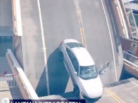 走行中、跳ね橋が突然上がり挟まれそうになった車の危機一髪！