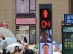 恥ずかしい…！　信号無視すると顔写真が公開されてしまう信号機。