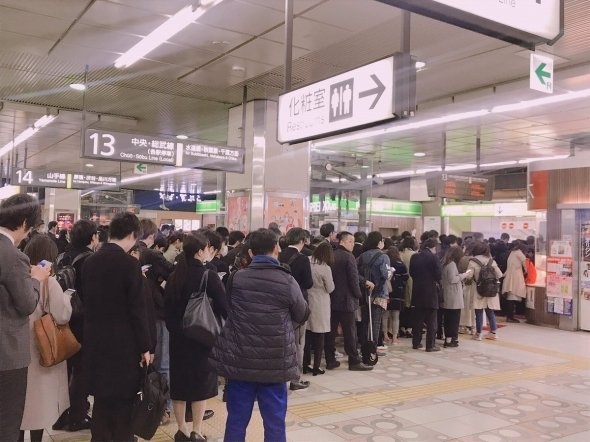 新宿駅で山手線・中央総武線ホームに向かう人の長蛇の列（ゆずぽん(@myroadto)さんのツイートより）