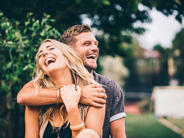 楽しく笑い合うカップル