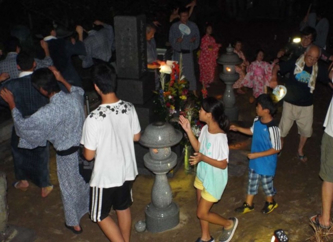 陸上の墓踊り（画像提供：岩美町）
