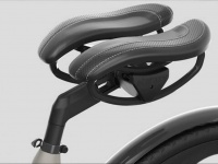 お尻にやさしい自転車サドル、ペダルを漕ぐと連動する