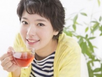 え、どうして？　美人じゃないけど「なぜかモテる女性」の特徴4つ