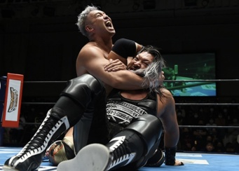 EVILをマネークリップで捕獲するオカダ・カズチカ