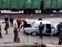【衝撃】「俺も俺も！」と車1台に17人のロシア人が相乗り！