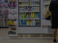 「帰りの満員電車を待つ駅のホーム。疲れているのにオヤツをねだる幼い息子に、スーツのおじさんが...」（東京都・50代女性）