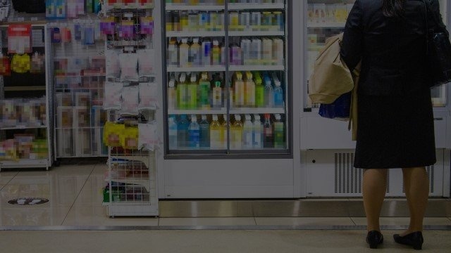 「帰りの満員電車を待つ駅のホーム。疲れているのにオヤツをねだる幼い息子に、スーツのおじさんが...」(東京都・50代女性)