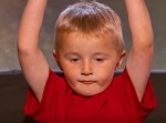 ４歳児がバスケットゴールに入れまくる！　トリックショットに大人熱狂