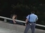 飛び降り自殺をしようとしていた男性を説得した警官に感動！