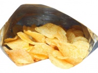 ポテトチップスなどのスナック菓子の袋に空気がたっぷり入っているのはなぜなのか？