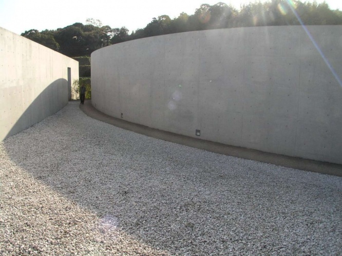 水御堂の外壁（おぉたむすねィく探検隊さん撮影、Wikimedia Commonsから）