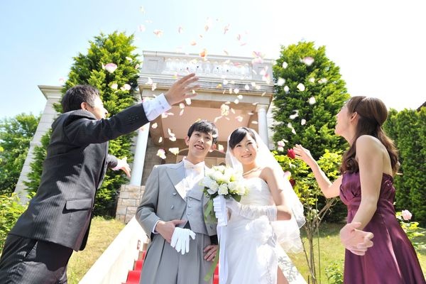 結婚式にふさわしいネクタイの色