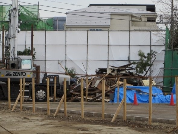 背後から見た碧雲荘跡地