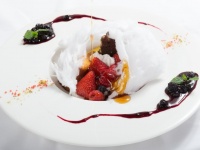 綿あめに熱々メープルシロップを注ぐと、泡雪のような口溶けのフレンチトーストが―新感覚ハイブリッドスイーツ『綿あめメープルトースト』