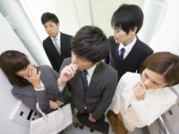 女子だって我慢できない！　人前で“おなら”をしたくなったときの対処法10