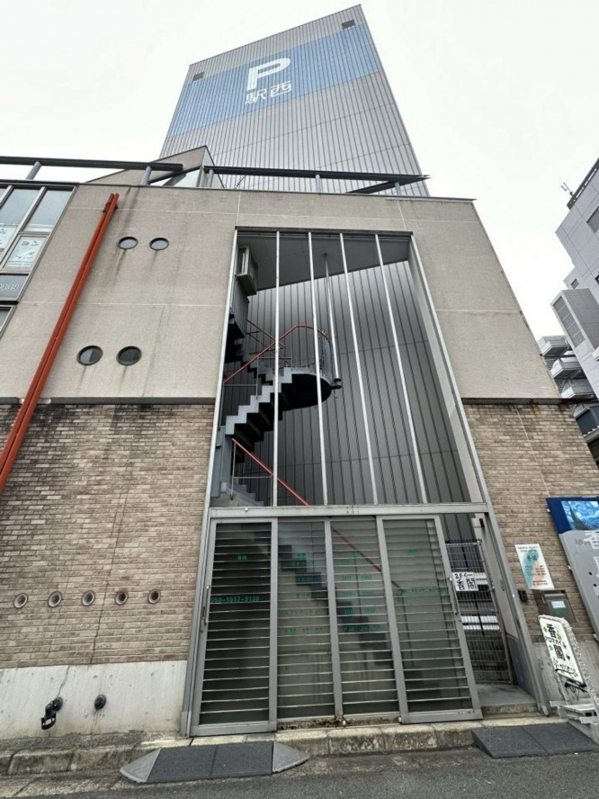 通り過ぎるまでは普通の建物だったが......(画像提供はニッポン街歩き紀行@ZO9Ct96MtT8GACMさん)