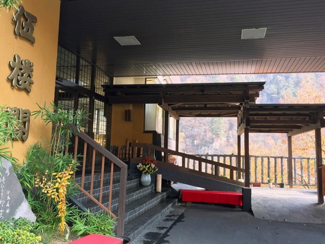 渓谷を眺められる場所に建つ旅館