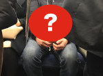 こりゃミラクル！　電車内で前の人の“イヤホンの形”が偶然あの記号に！