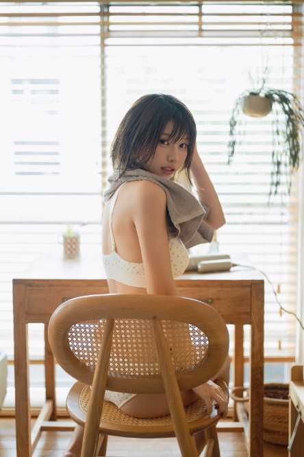 X：えなこ(@enako_cos)より