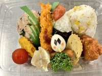 おにぎりの上に梅干しは、上杉謙信流だ（長船ふれあい物産館の公式ツイッターより）