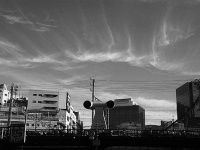 高架の向こうから巨大ロボが覗いているような存在感がある（Strevoさん撮影、Flickrより）
