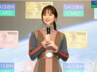 佐々木希が宇宙服で登場！　クレディセゾン新CMで宇宙人と共演も
