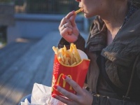 マクドナルド、ハッピーセットの箱のペーパークラフトを無料でダウンロード公開中