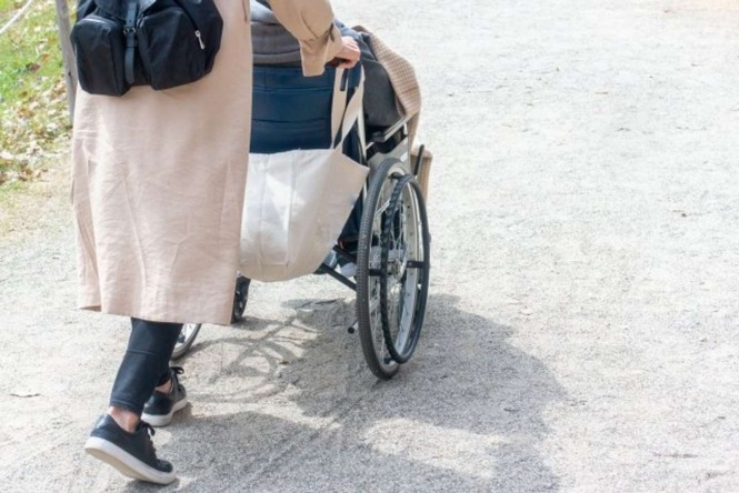 父の車椅子を押していて...(画像はイメージ)