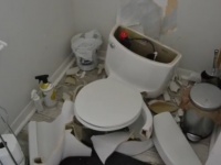 落雷でトイレが爆発！浄化槽内のメタンガスが落雷で発火したことが原因（アメリカ）