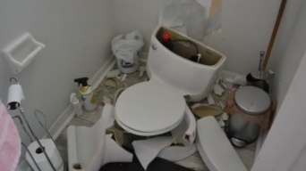 落雷でトイレが爆発！浄化槽内のメタンガスが落雷で発火したことが原因（アメリカ）