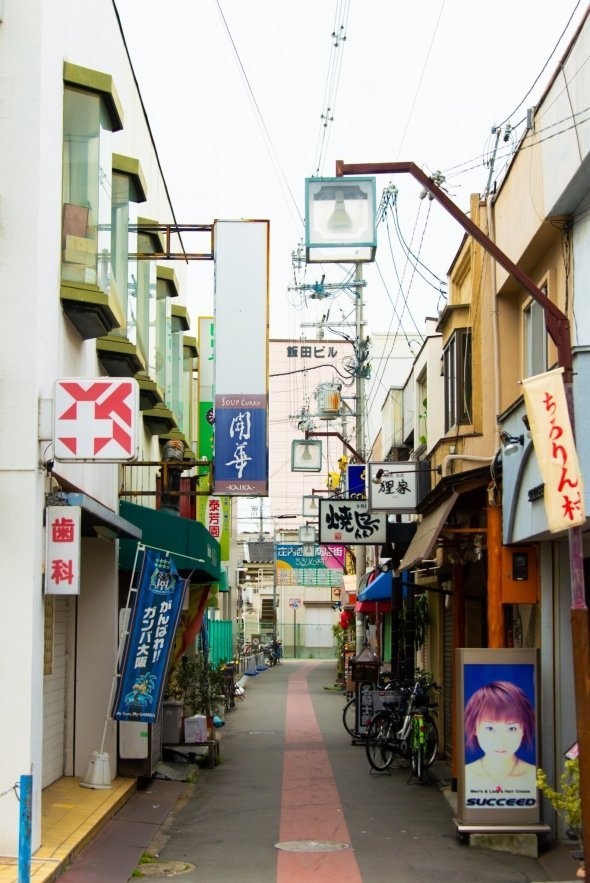 こんなどこにでもありそうな商店街で問題の看板（写真左手）に出くわした（松村大輔さん提供）